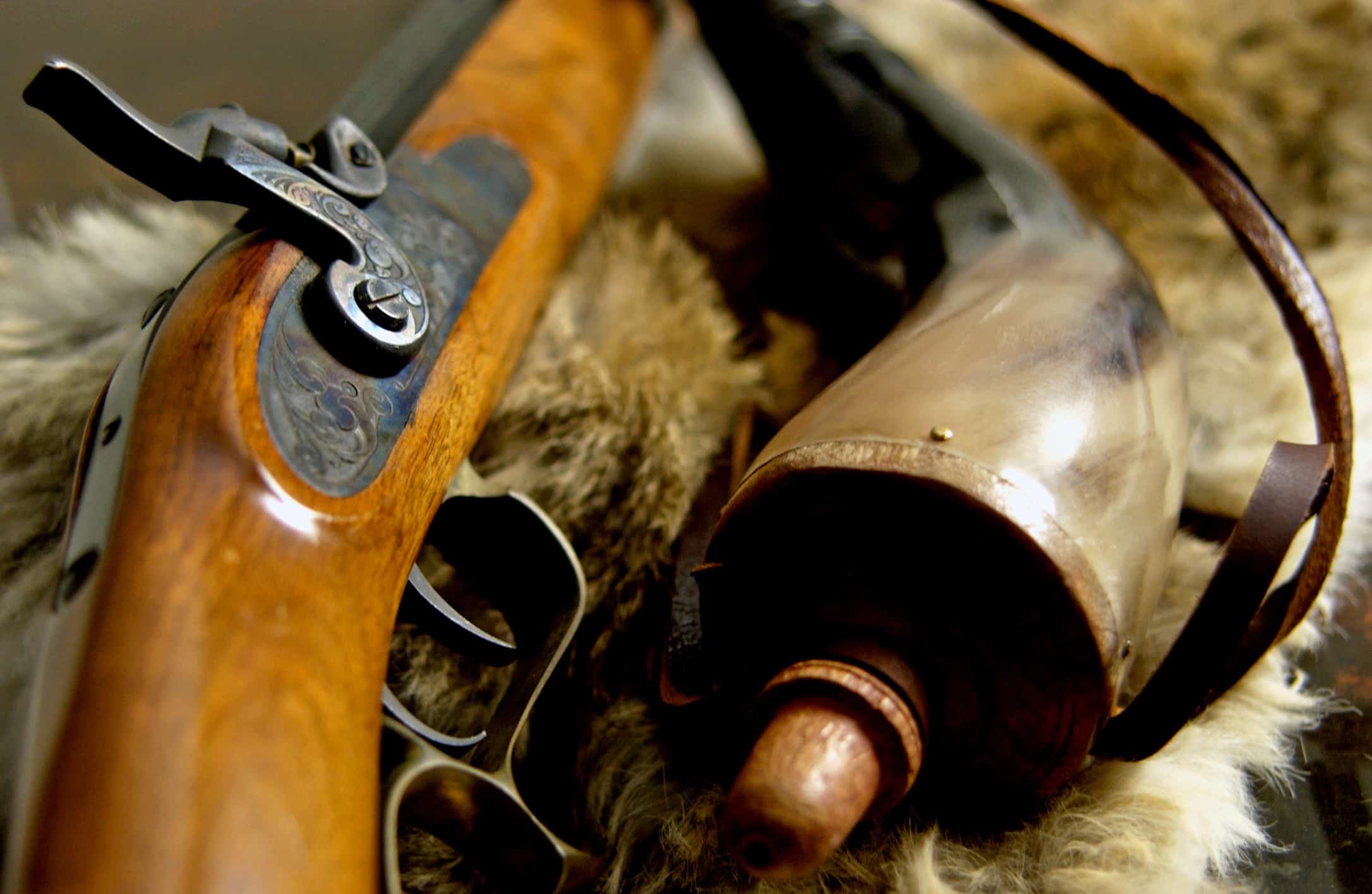 Percussion musket w/powder horn
