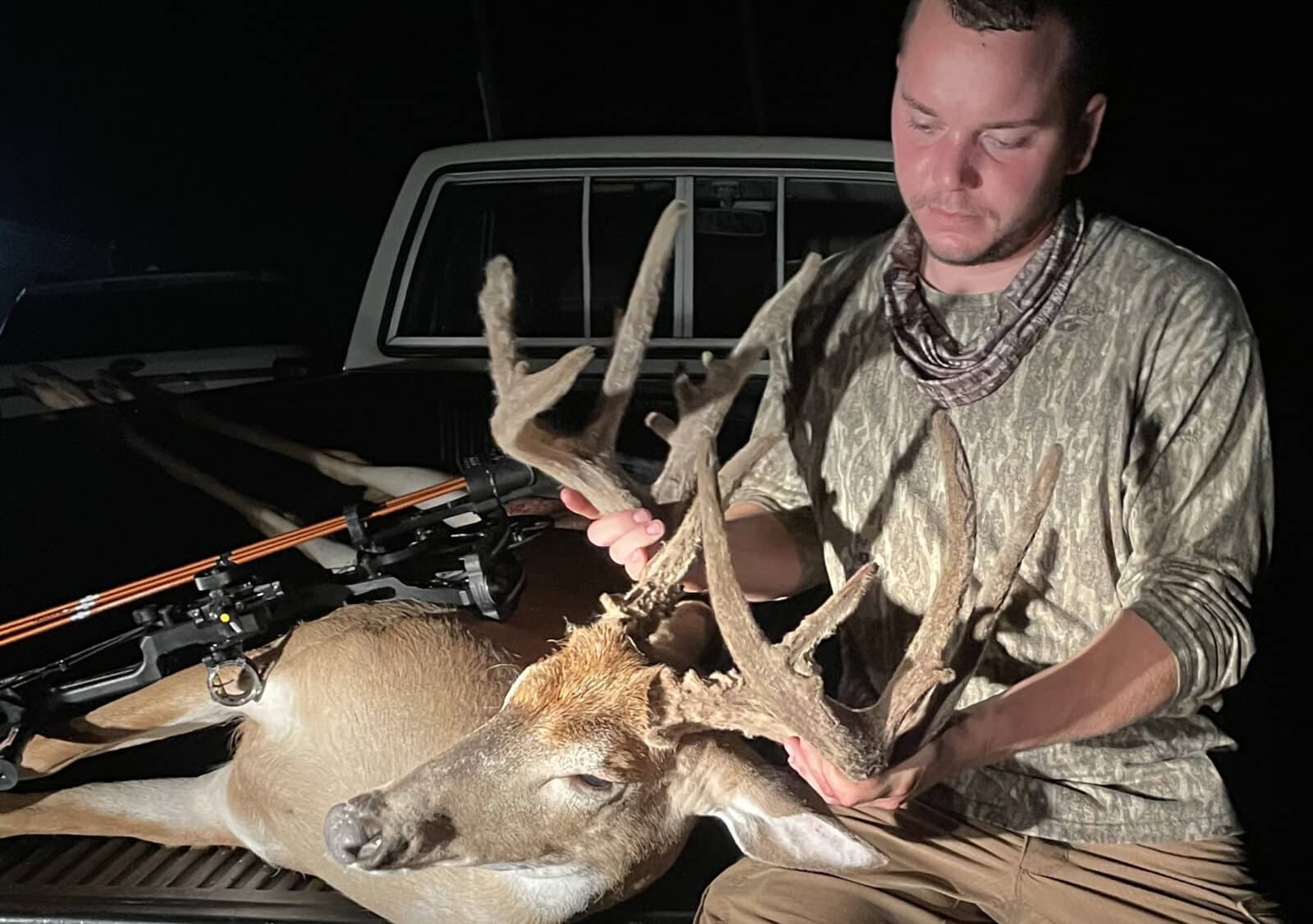 Giant buck tailgate
